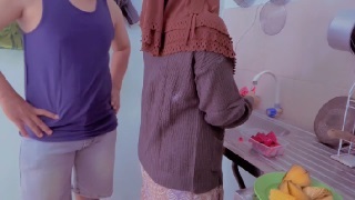 Ibu Kos Sibuk Kupas Buah